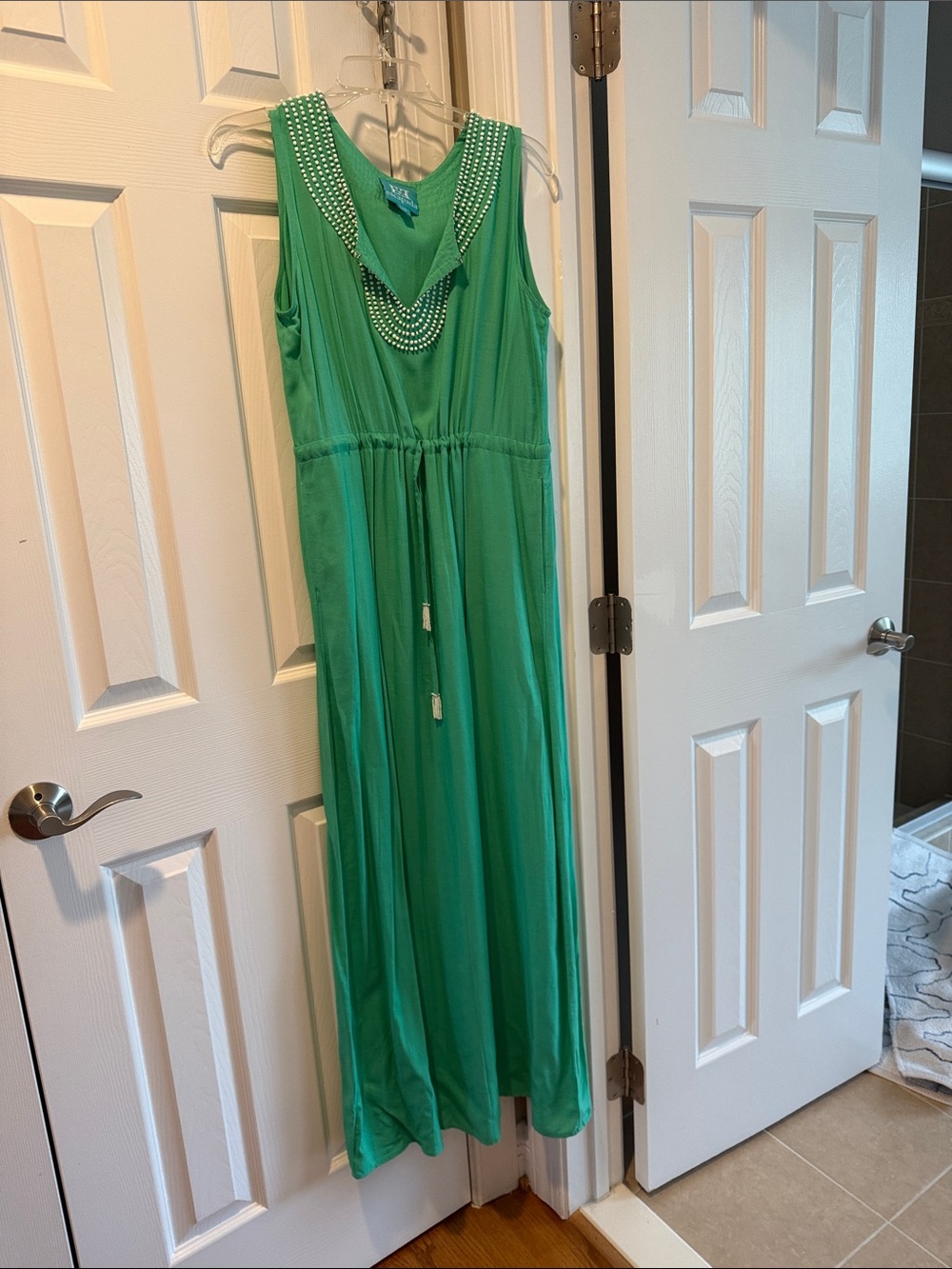 Escapada Green Sleeveless Maxi Dress with Beaded V-Neck